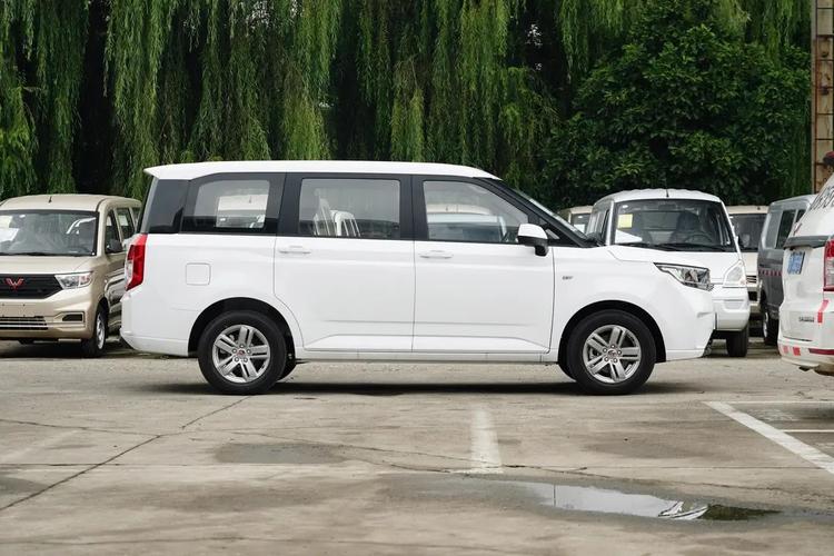 五菱宏光plus图片／易车网五菱宏光plus