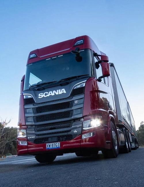 斯堪尼亚重卡(斯堪尼亚重卡和奔驰重卡哪个好？)